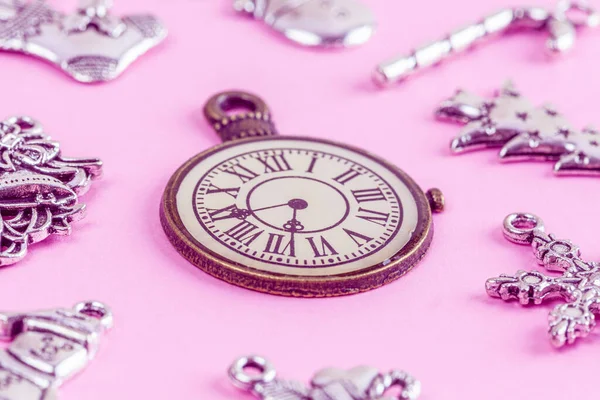 Zbliżenie Vintage Zegar Dekoracje Świąteczne Różowym Tle — Zdjęcie stockowe