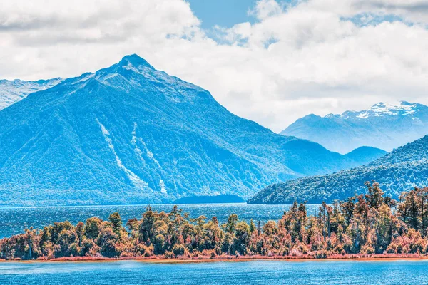 新西兰南岛Fiordland的Manapouri湖及其周围山区 — 图库照片