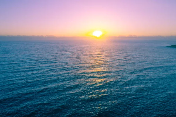 Matahari Terbenam Atas Air Tanjung Laut Minimalis Dengan Ruang Fotokopi — Stok Foto