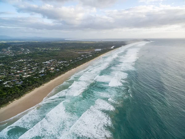 サフォークパークビーチ海岸線 空中ビュー オーストラリアのニューサウスウェールズ州バイロン湾 — ストック写真