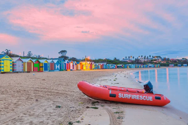 Barca Salvataggio Bagnino Rosso Una Spiaggia Con Capanne Colorate Melbourne — Foto Stock