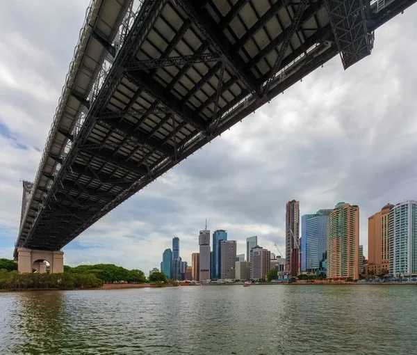 Żeglarstwo Pod Mostem Story Historyczny Most Wspornikowy Kierunku Panoramy Brisbane — Zdjęcie stockowe