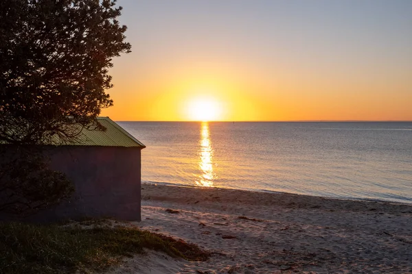 Ηλιοβασίλεμα Πάνω Από Την Παραλία Του Ωκεανού Κουτί Κολύμβησης Και — Φωτογραφία Αρχείου