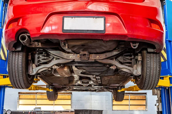 Véhicule Rouge Soulevé Sur Élévateur Hydraulique Dans Atelier Pendant Service — Photo