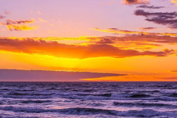 Vacker Solnedgång Över Grova Hav Inget Annat Himmel Och Vatten — Stockfoto