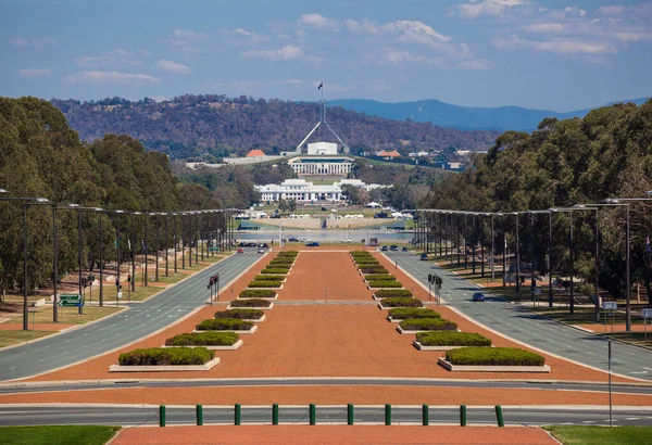 Uzakta Parlamento Binası ile birlikte Avustralya Savaş Anıtı 'ndan ANZAC geçidi izlendi. Canberra, Avustralya