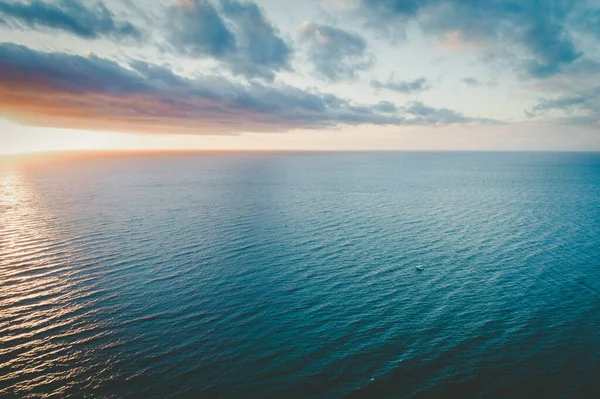 Одинокая Лодка Плывущая Спокойными Водами Океана Закате Вид Воздуха — стоковое фото
