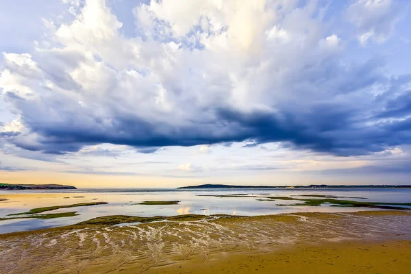 Krásné Mraky Nad Mělkými Vodami Písečnou Pláží Minimalistická Australská Krajina — Stock fotografie