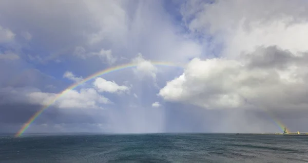 Schöner Doppelter Regenbogen Über Dem Ozeanwasser Mit Gewitterwolken Himmel — Stockfoto