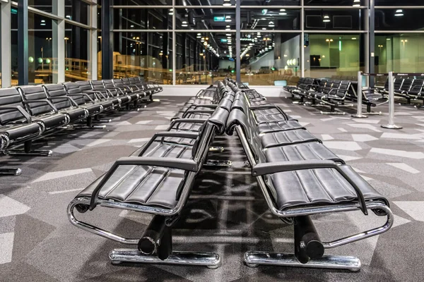 Lege Zwarte Stoelen Bij Luchthaven Gate Terminal Nachts Met Reflecties — Stockfoto