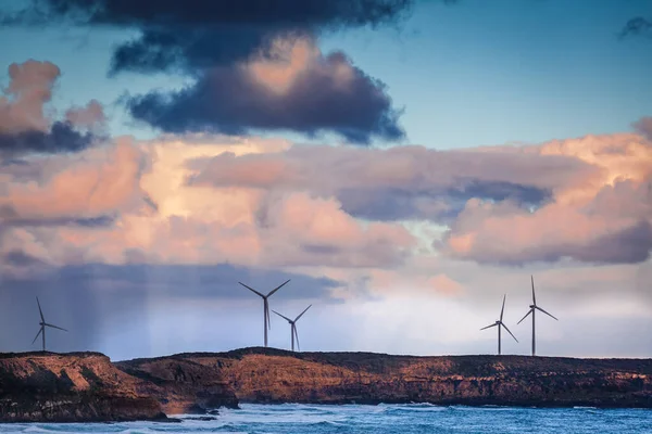 Вітрові Турбіни Стоять Високій Скелі Над Океаном Сутінках Австралії — стокове фото