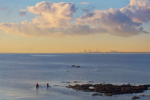 Två Kajakpaddlare Paddlar Mornington Halvön Med Melbourne Cbd Skyline Fjärran — Stockfoto