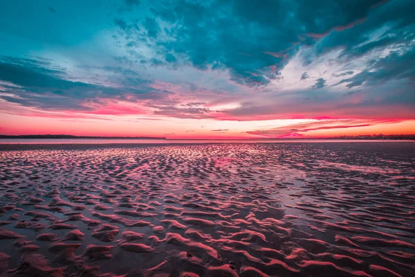 Piękne Świecące Odbicia Zachodzącego Słońca Falach Piasku Plaży Oceanu — Zdjęcie stockowe