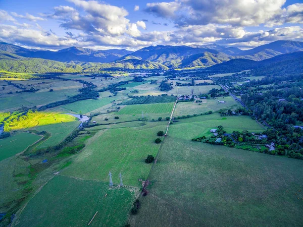 Günbatımında güzel Avustralya tarım kırsalının hava manzarası. Kiewa Vadisi, Victoria, Avustralya