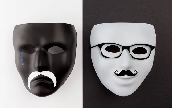 Máscara Negra Sobre Máscara Blanca Blanca Sobre Negra Concepto Cambio — Foto de Stock