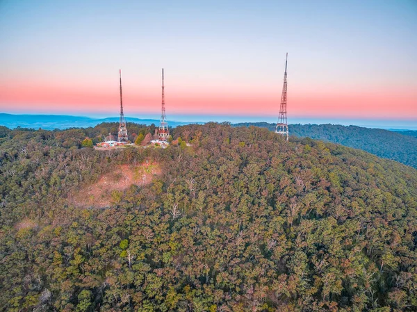 Pemandangan Udara Dari Tiga Menara Televisi Antena Atas Bukit Hutan — Stok Foto