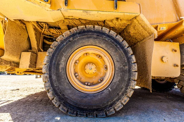 Grande Ruota Macchinari Pesanti Industriali Primo Piano — Foto Stock