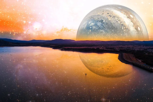 エイリアンの惑星上の風光明媚な湖を渡る孤独なボートの幻想的な風景 Nasaによって提供されたこの画像の要素 — ストック写真