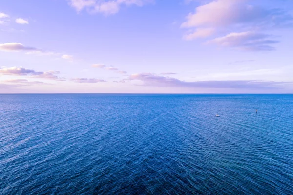 Einsames Kleines Boot Weiten Ozean Der Abenddämmerung Minimalistische Meereslandschaft Aus — Stockfoto