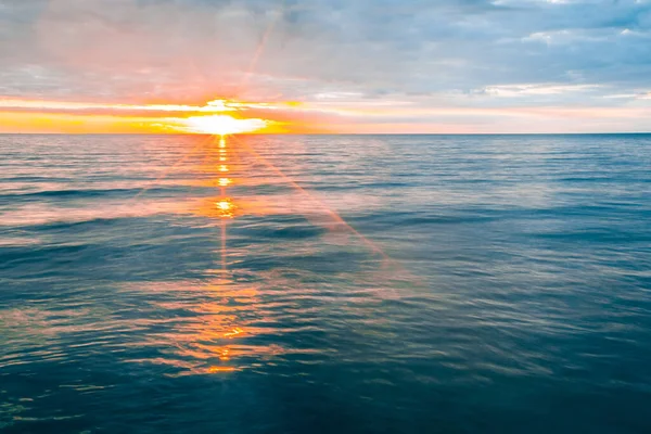 Tramonto Minimalista Sull Acqua Calma Dell Oceano — Foto Stock