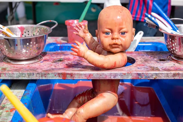Boneka Bayi Plastik Yang Dicat Konsep Kekacauan Aktivitas Anak Anak — Stok Foto
