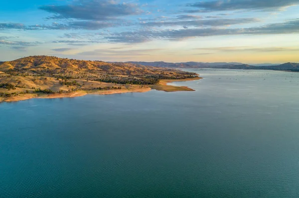 Lago Calmo Colinas Amarelas Pôr Sol Vista Aérea — Fotografia de Stock