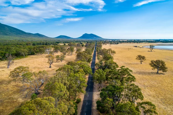 Route Droite Menant Une Montagne Parmi Les Champs Les Arbres — Photo