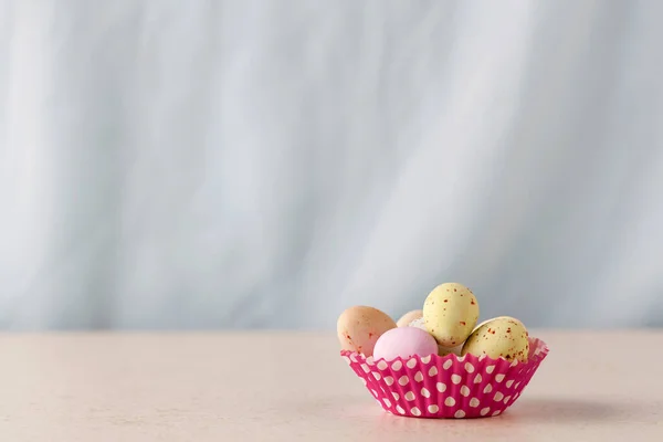 Пасхальные Яйца Шоколадными Крапинами Хрустящей Сахарной Скорлупе Кексовом Лайнере Копировальным — стоковое фото