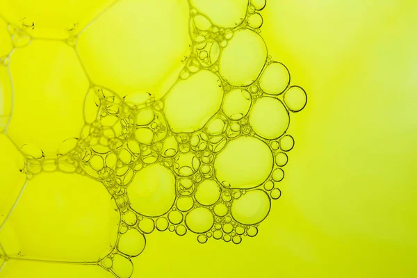 Σφαιρικές Σαπουνόφουσκες Δημιουργούν Περίπλοκο Μοτίβο Κίτρινο — Φωτογραφία Αρχείου