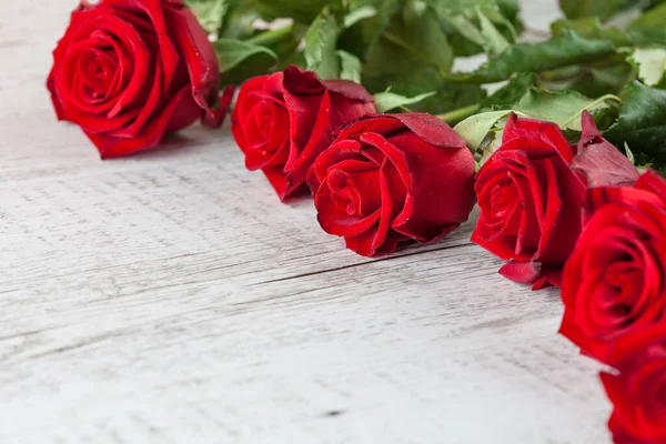 Banda Czerwonych Róż Białym Rustykalnym Drewnianym Stole Zbliżenie — Zdjęcie stockowe