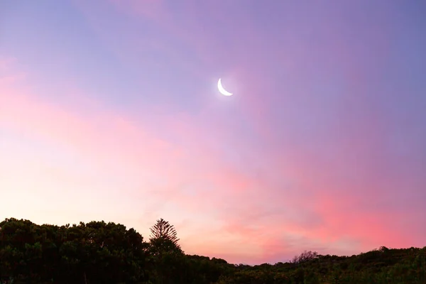 Lua Crescente Pôr Sol Com Espaço Cópia Skyscape Minimalista — Fotografia de Stock