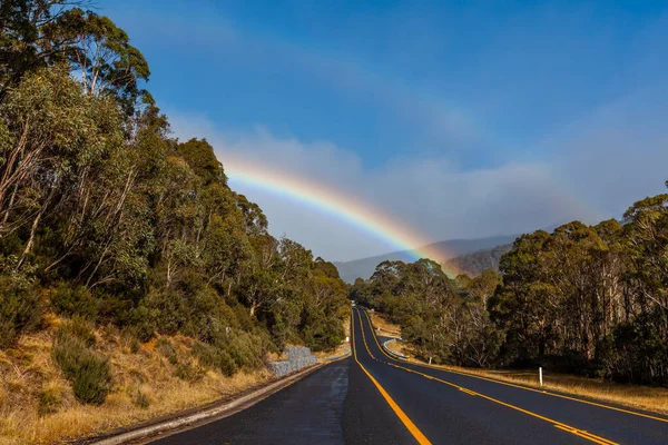 山道や森の上に二重の虹を息をのむ オーストラリアのコスチスコ国立公園 — ストック写真