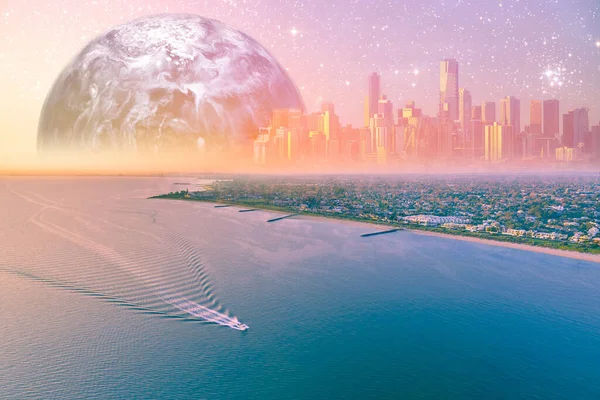幻想的な空中風景 ボートは 現代の都市のスカイラインと日没の地平線に巨大なエイリアンの惑星と海の海岸線の近くを航海します この画像の要素はNasaによって提供されています — ストック写真