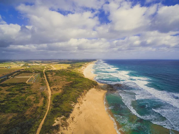 Ocean Kustlinje Med Landsväg Och Vackra Moln Antenn Landskap Australien — Stockfoto