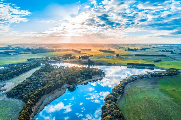 オーストラリアの田舎を流れる川の景色の夕日 — ストック写真