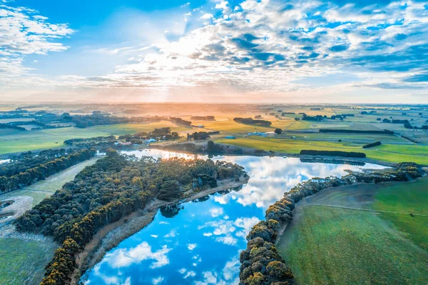 Escénica Puesta Sol Sobre Río Serpenteando Través Del Campo Australiano — Foto de Stock