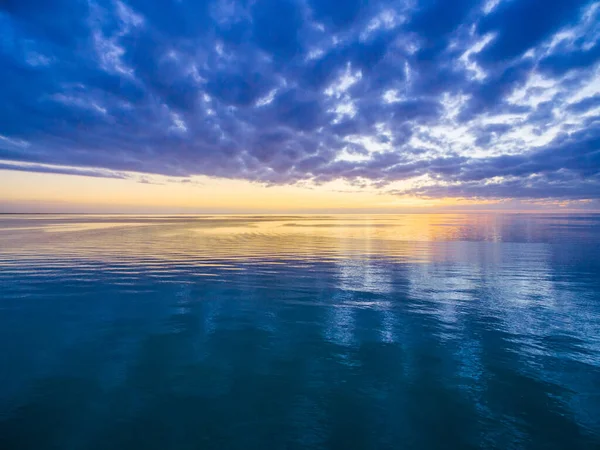 Bellissimo Crepuscolo Tranquillo Nell Oceano Nient Altro Che Acqua Cielo — Foto Stock