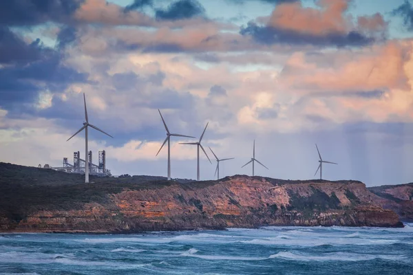 Вітрові Турбіни Стоять Твердій Скелі Над Океаном Австралії Після Заходу — стокове фото