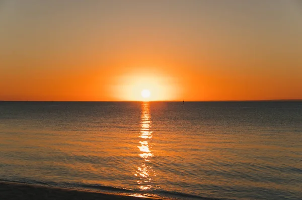 Orangefarbener Sonnenuntergang Über Dem Wasser Strandnähe Minimale Meereslandschaft Mit Kopierraum — Stockfoto