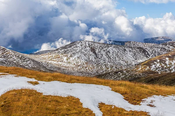 Avustralya 'daki Kosciuszko Dağı Ulusal Parkı' ndaki Karlı Dağların yamaçlarında kar birikiyor.