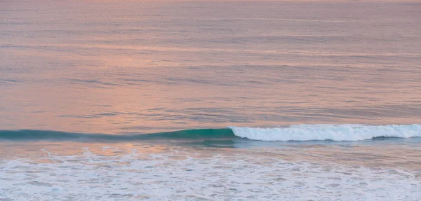 Rozbíjení Tyrkysové Vlny Oceánu Detailní Záběr Při Růžovém Západu Slunce — Stock fotografie