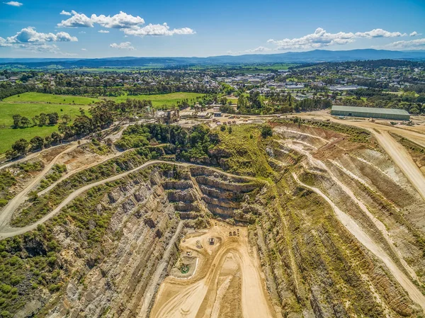 Melbourne, Avustralya 'da güneşli bir günde kireçtaşı madeninin hava manzarası
