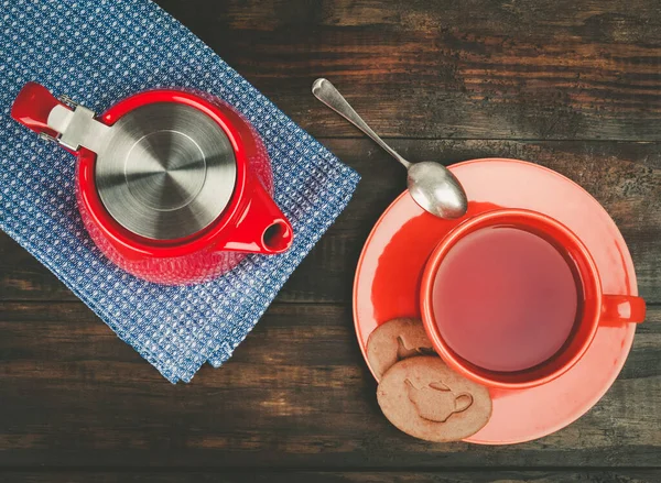 Tetera Roja Colocada Tetera Taza Naranja Con Platillo Galletas Cuchara —  Fotos de Stock