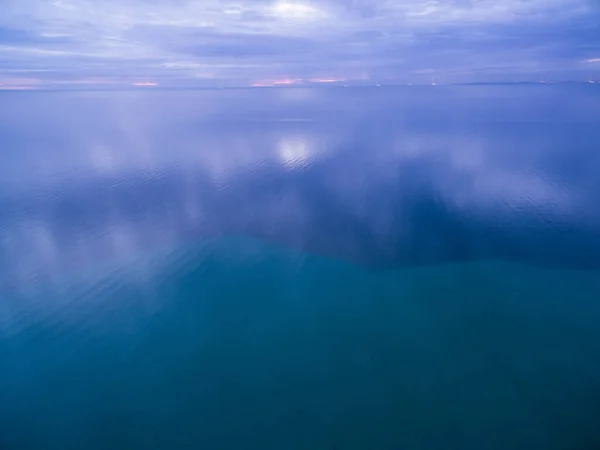 Modrý Soumrak Nad Oceánem Oblačného Dne Mraky Odrážejícími Klidných Vodách — Stock fotografie