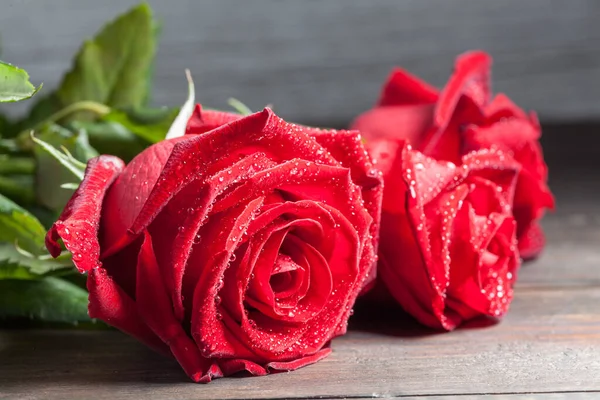 Czerwona Róża Kropelkami Rosy Drewnianym Stole Ekstremalne Zbliżenie Płytka Głębia — Zdjęcie stockowe