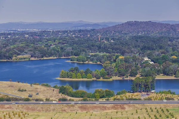 ทางอากาศของทะเลสาบเบอร นและภ เขาจาก National Arboretum Canberra Australia — ภาพถ่ายสต็อก