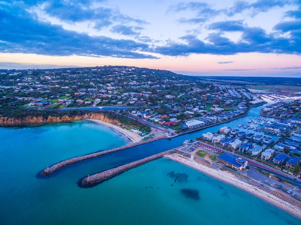 Port Phillip Körfezi 'nden Safety Beach marinasına su yolu girişi. Mornington Yarımadası banliyö hava manzaralı. Melbourne, Avustralya