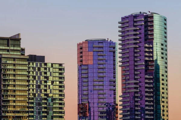 Şafak vakti Melbourne, Rıhtım 'daki yerleşim yerlerindeki yüksek binaların kapatılması