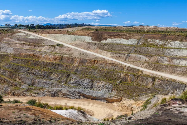 Kireçtaşı madeninin dibine giden toprak yol.