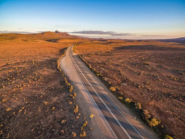 南オーストラリアの砂漠を通る田舎の高速道路の美しい夕日 — ストック写真